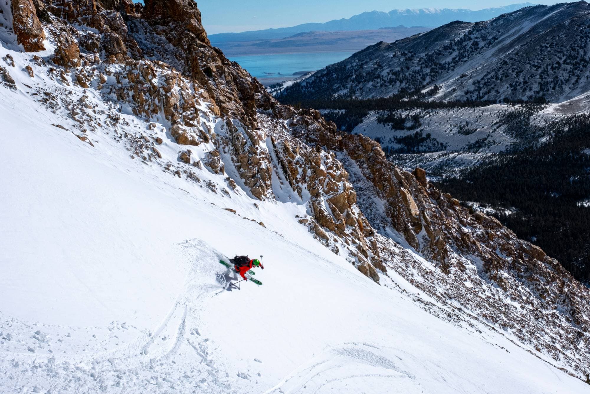 Discesa in un couloir innevato